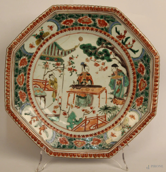 Piatto in porcellana a decoro policromo floreale, parte centrale con figure, Cina XIX sec, diam, 32 cm, (restauri).