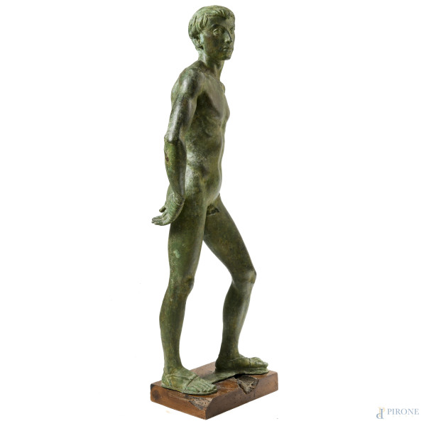 Giovane pugile, scultura in bronzo patinato su base in legno, xx secolo, altezza cm 110, monogram...