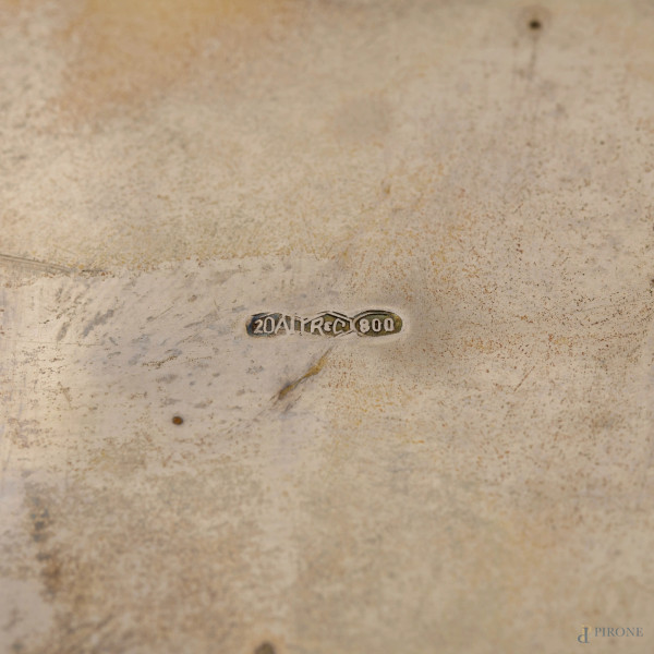 Centrotavola in argento di forma ovale con profilo polilobato con due manici e poggiante su quatt...