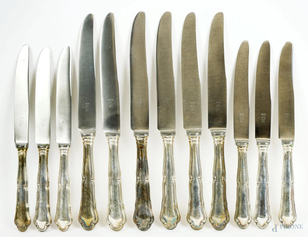 Sei coltelli da portata e sei coltelli da dolce con manici in argento, XX secolo.
