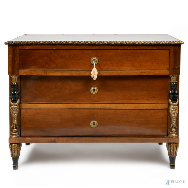 Comò lucchese in noce a tre cassetti affiancati da erme in legno dipinto e piano dal profilo intagliato e dipinto, XIX secolo, cm 80x122x55,5, (segni di usura, scalfiture, graffi, fessurazioni, difetti)