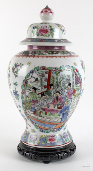 Potiche in porcellana decorata in policromia con scene di genere entro riserve, altezza cm. 37,  arte orientale, XX secolo.