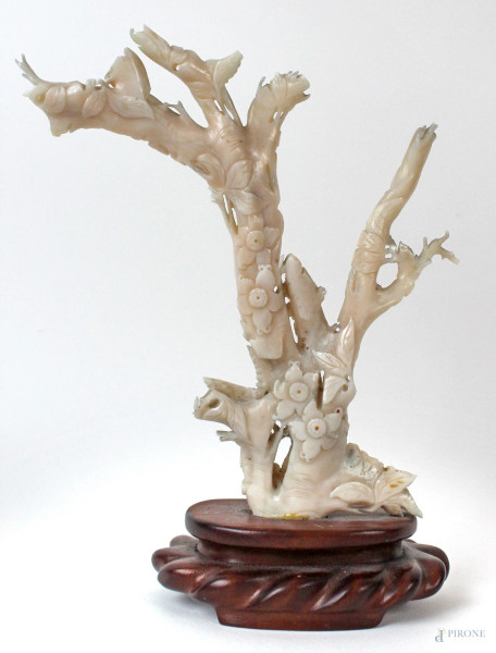 Ramo in corallo bianco intagliato con fiori e volatili, altezza cm. 17, base in legno, arte orientale, XX secolo, (lievi difetti)