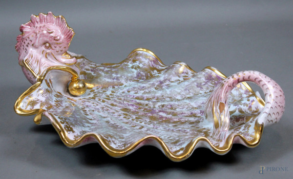 Centrotavola in maiolica smaltata e policroma a forma di delfino con boccino, particolari dorati, marcato sotto la base, cm. 19x39x50