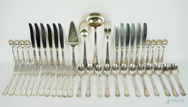 Servizio di posate in metallo argentato, composto da 12 forchette, 12 cucchiai, 12 coltelli, 8 cucchiaini, un mestolo, una paletta da dolce, e due posate da portata, (servizio incompleto)