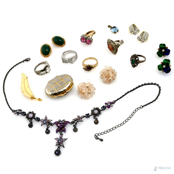 Lotto di anelli, orecchini, una scatolina di bigiotteria, misura massima cm 3x4, (segni di usura)