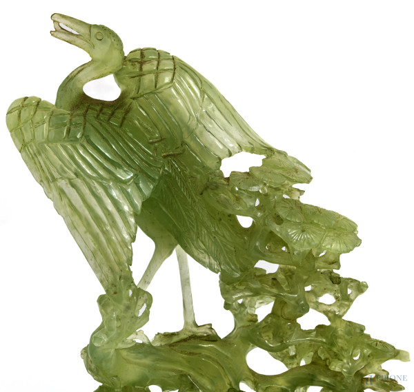 Lotto di due sculture in giada raffiguranti albero con aironi su basi in teak, XX secolo, altezza...