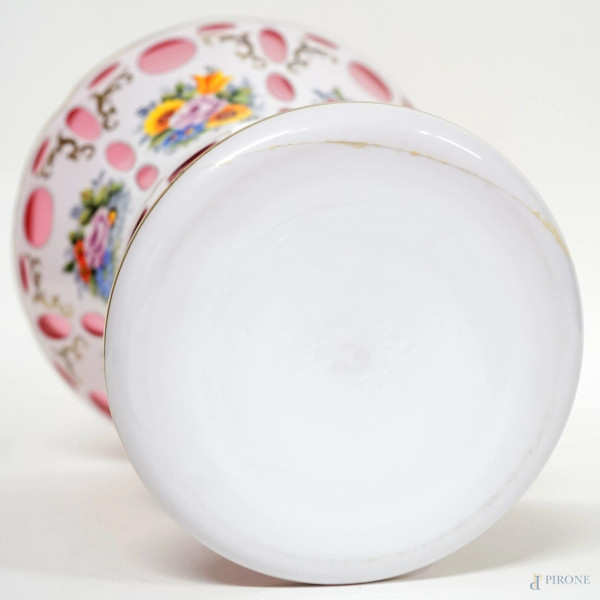 Vaso in cristallo di Boemia rosa e bianco, decorazioni floreali policrome e finiture dorate, XX s...