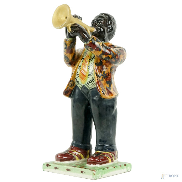 Il trombettista, scultura in ceramica policroma smaltata, cm h 31, XX secolo.