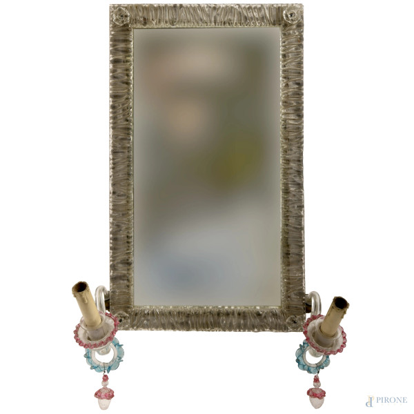 Specchiera veneziana in vetro di Murano con due bracci per la collocazione di punti luce, cm 60x40, XX secolo, (difetti)