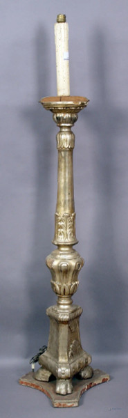 Portacero in legno intagliato e dorato a mecca, montato a luce elettrica, XIX secolo, altezza 150 cm.
