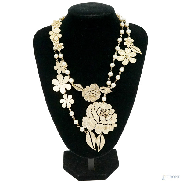 Collana vintage chanel in metallo dorato con decoro di fiori e perle, lunghezza da chiusa cm 52, (segni del tempo)