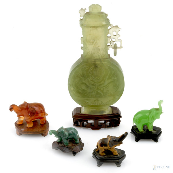 Lotto composto da una potiche in giada e quattro elefantini in materiali vari, XX secolo, altezza massima cm 22, (segni di usura, rotture, difetti)