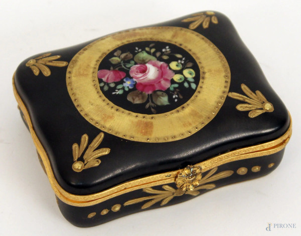 Scatola portagioie in porcellana di S&#232;vres con fondo nero a decoro floreale e bordo in oro, XVIII sec, cm 5 x 12 x 9,5.