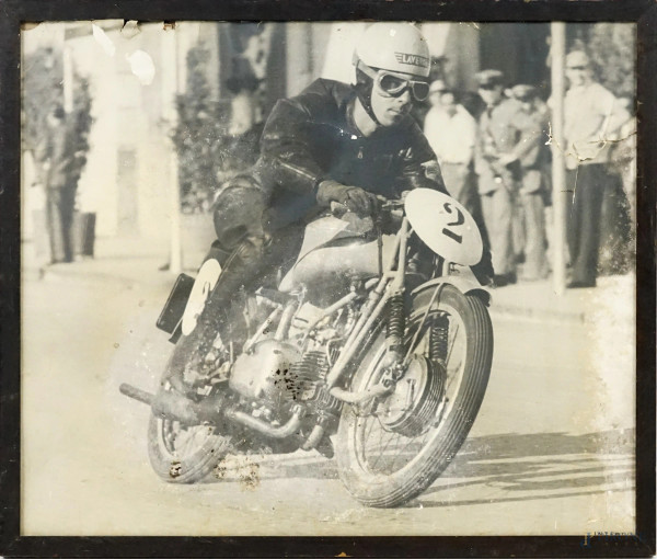 Motociclista, stampa, cm 49x58,5, XX secolo, (difetti).