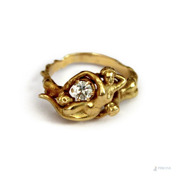 Anello in oro 18 kt, raffigurante scena erotica con brillante.