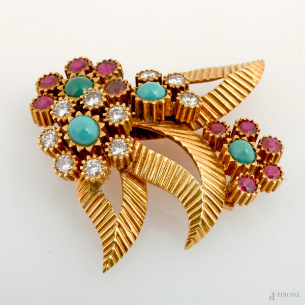 Spilla in oro giallo 18 kt con brillantini, rubini e turchesi, cm 4x4, peso gr 15,2