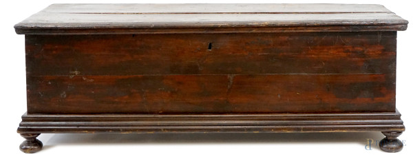 Cassapanca in mogano, XIX secolo,  poggiante su piedini a cipolla, cm h 55x157x50,5, (difetti).