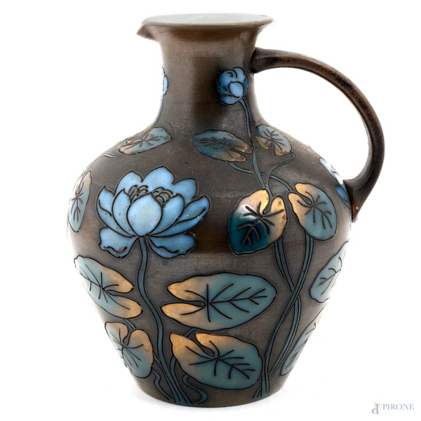 Versatoio in ceramica dipinta nei toni del celeste e del marrone decorata a motivi floreali, XX secolo, altezza18, (segni di usura, difetti, sbeccature)