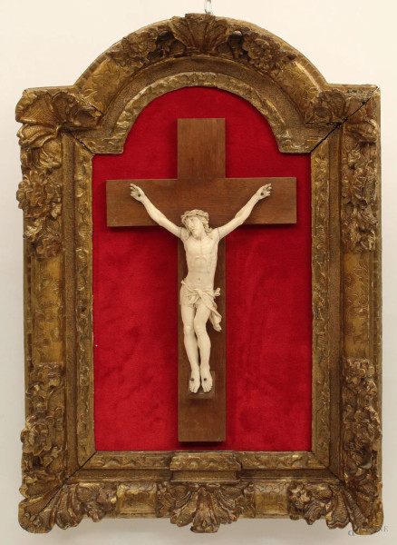 Cristo in avorio, H 22,5 cm., entro cornice in legno dorato, cm 54 x 38.