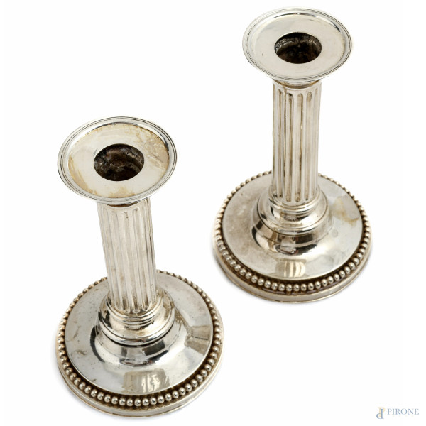 Coppia di candelieri in argento, XIX secolo, peso lordo gr 715, altezza cm 15,5