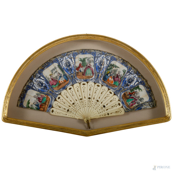 Ventaglio in carta dipinto con scene galanti con decorazioni nei toni del blu e oro XIX secolo, cm 25x47 entro cornice (baheca)