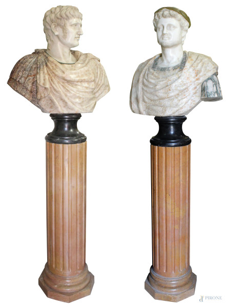 Coppia di busti in marmo policromo raffiguranti imperatori romani,  poggianti su colonne scanalate in marmo giallo antico, cm h 94, (altezza colonne cm 110)
