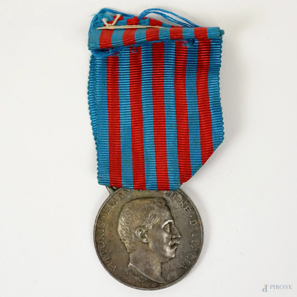 Medaglia commemorativa della  Guerra Italo-turca 1911-12, in argento, diam. cm 3,1 circa.