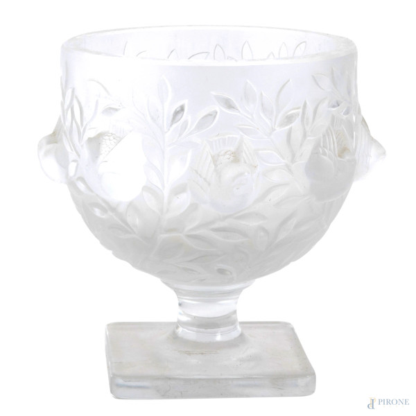 Coppa Lalique decorata a rilievo con volatili tra le fronde, XX secolo, altezza cm 13,5, firmato alla base