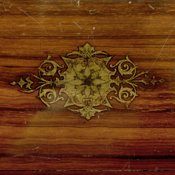 Scatola musicale in legno con intarsi dorati. Fine del XIX secolo, , misure scatola cm 11x31x16, ...
