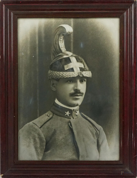 Fotografia d'epoca raffigurante ufficiale con elmo del Reggimento Savoia, cm 38x27 circa, entro cornice, (segni del tempo).