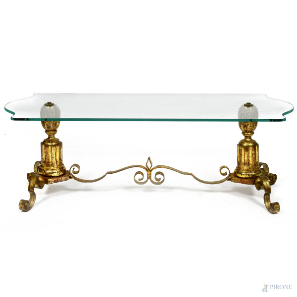 Tavolo basso con struttura in metallo e legno dorato con piano in vetro, XX secolo, cm 44,5x131,5x55,5, (segni di usura, scalfiture, graffi, difetti)