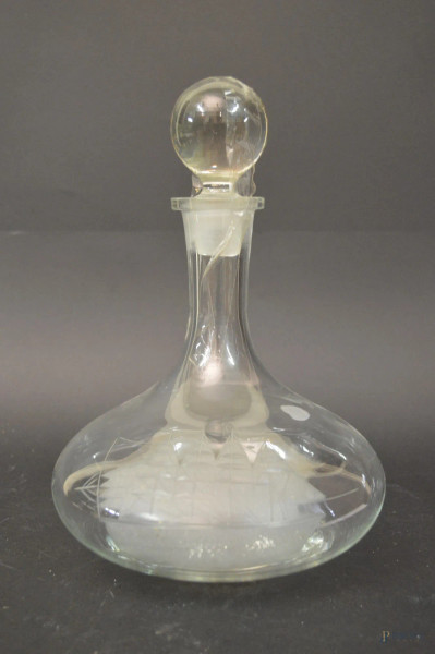 Antica bottiglia da liquore in vetro a decoro molato di veliero, h. 25 cm.