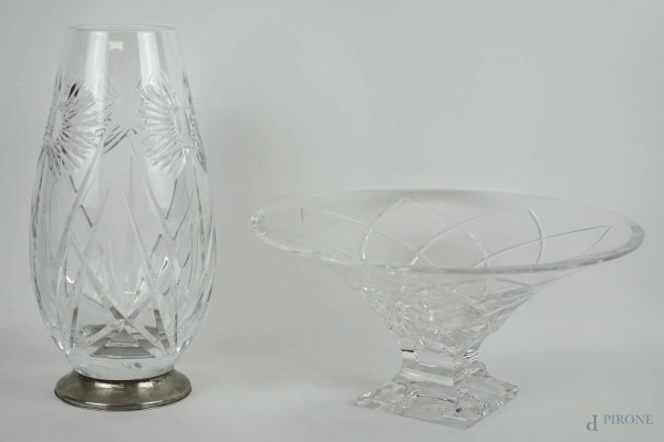 Lotto di un centrotavola ed un vaso in cristallo controtagliato, finiture in argento,  alt. max cm 30, XX secolo.