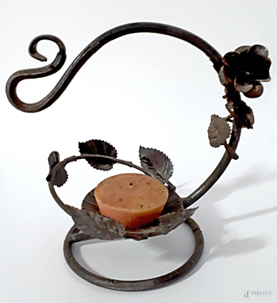 Antico portacandele in ferro battuto con inserimento di motivi floreali in ferro