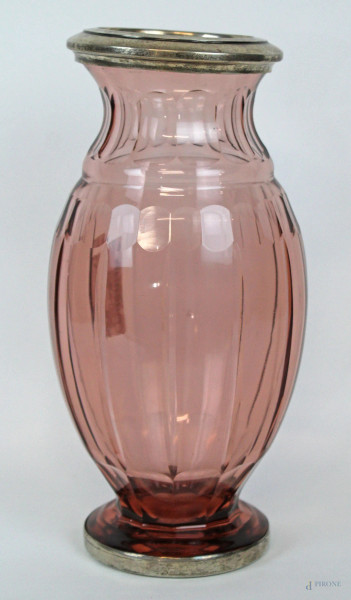 Vaso in cristallo controtagliato color ametista, finiture in argento, cm h 32,5, marcata Kosten all'acido.