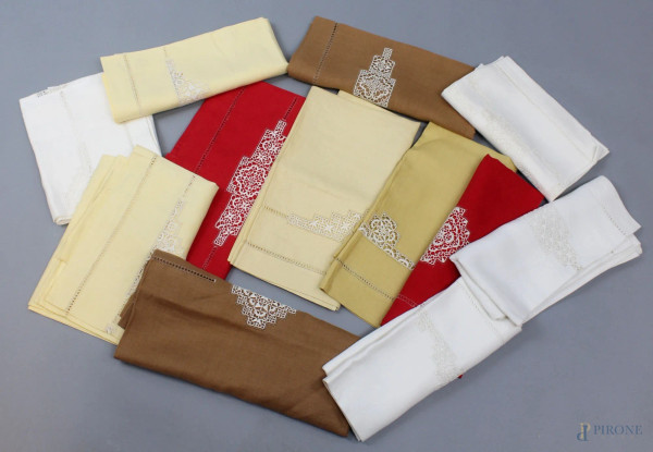 Lotto di 12 asciugamani in lino ricamato, colori diversi, prima metà XX secolo.