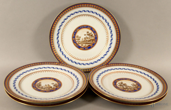 Lotto composto da cinque piatti in porcellana Richard Ginori con decori bleu, rosso e dorati al centro medaglioni raffiguranti paesaggi, diam, 26,5 cm.