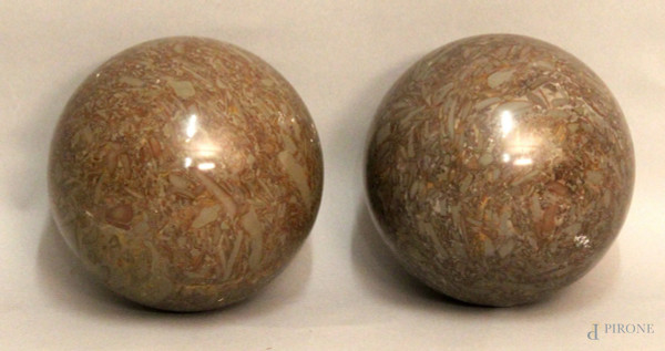 Lotto composto da due sfere in marmo, diametro 25 cm. circa, primi 900.