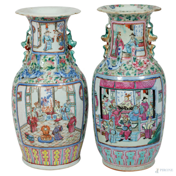 Coppia di vasi in porcellana cinese con prese a rilievo e scene di genere, in policromia, altezza...