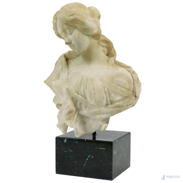 Busto di fanciulla, scultura in marmo, cm h 38, base in marmo, inizi XX secolo, (difetti).