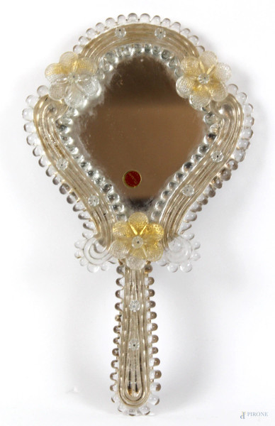 Piccola specchiera in vetro di Murano, decorata da applicazioni floreali in vetro incolore con inclusioni dorate, cm 35,5x21x2,5, XX secolo