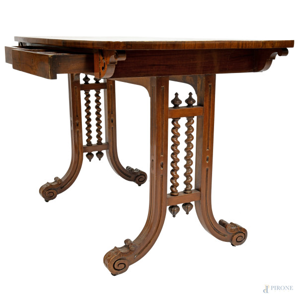 Scrittoio inglese in legno impiallacciato con doppia coppia gambe bipartite con piede a ricciolo ...