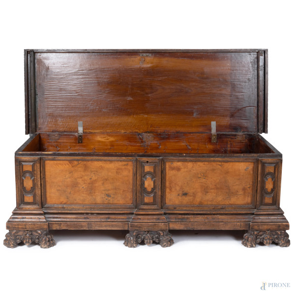 Cassapanca in noce con fronte modanato, XIX secolo, cm 58x172x59, (segni di usura, difetti)