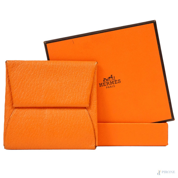 Hermes, portamonete in pelle ripiegata color arancio, cm 8x8,5, entro scatola originale
