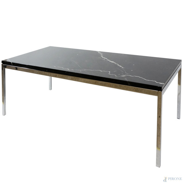 Tavolo basso con piano rettangolare in marmo Nero Marquina, telaio e gambe a sezione quadrata in acciaio saldato e cromato lucido, KnollStudio, firmato Florence Knoll, cm 43.2x114.5x57