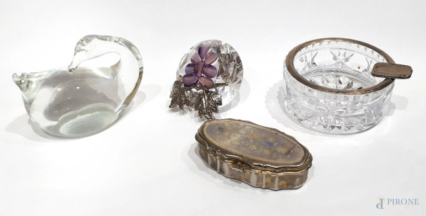 Lotto composto da tre oggetti in cristallo e una scatolina portapillole in metallo argentato