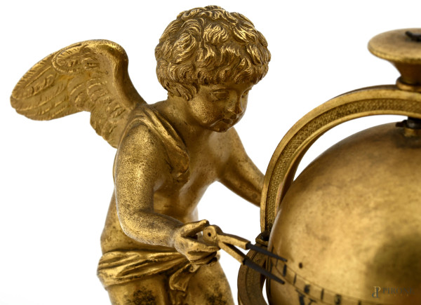 Orologio a foggia di putto e mappamondo in bronzo dorato, cm 14,5x14x8,5, XIX secolo, (da revisio...
