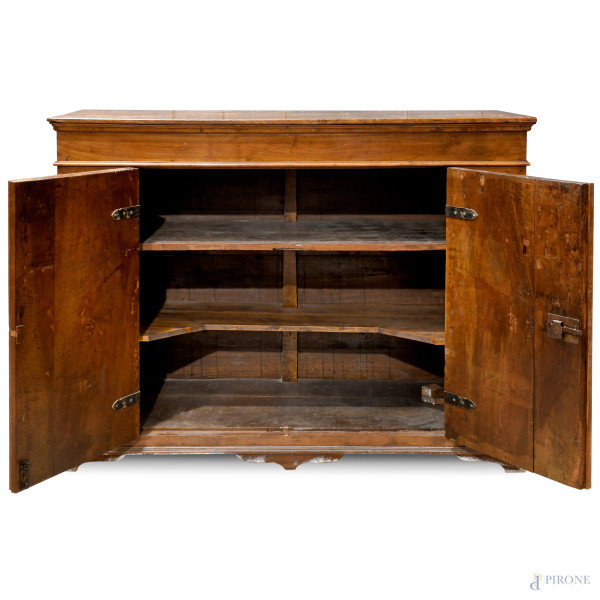 Credenza a due ante in noce, XVIII secolo, cm 124x160x61,5, (difetti)