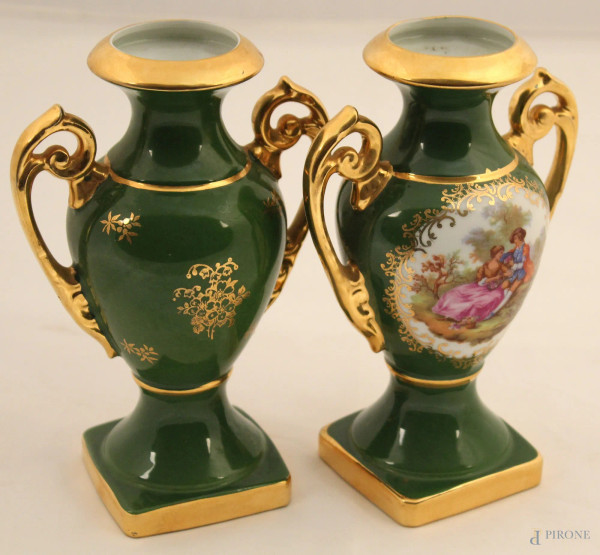 Coppia di vasetti in porcellana a  decoro di scena romantica, h. 19 cm